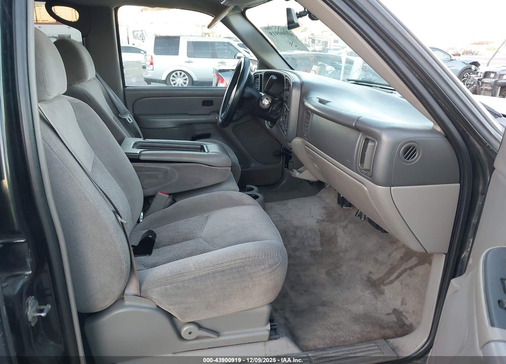 2005 CHEVROLET TAHOE LS VIN: 1GNEC13V25R275325