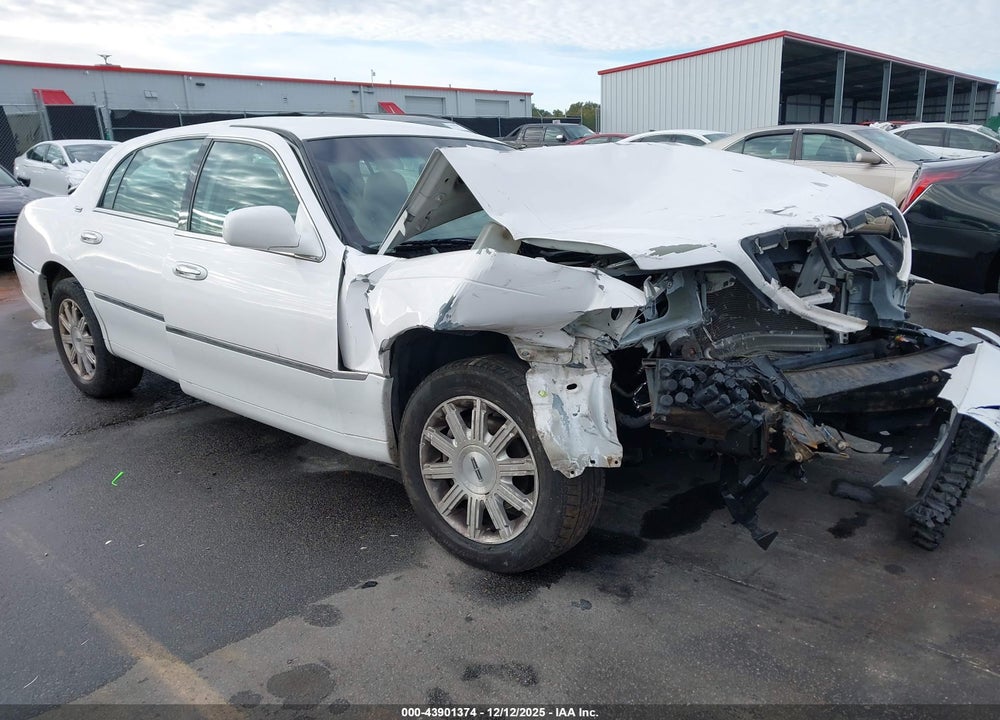 2008 LINCOLN TOWN CAR SIGNATURE LIMITED VIN: 2LNHM82V18X636742