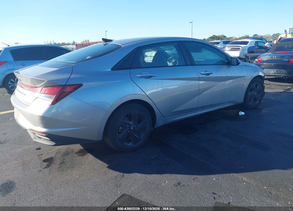 2022 HYUNDAI ELANTRA SEL VIN: 5NPLM4AG1NH083291