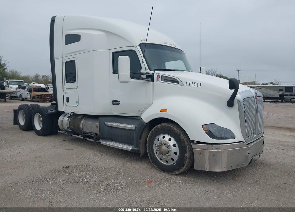 2017 KENWORTH T680 VIN: 1XKYDP9X8HJ127329