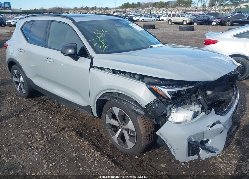2025 VOLVO XC40 B5 PLUS DARK THEME VIN: YV4L12UC8S2483428