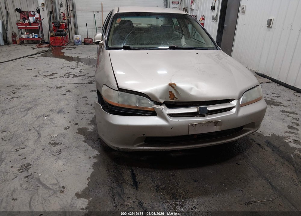 2000 HONDA ACCORD 2.3 LX VIN: 1HGCG5545YA049090