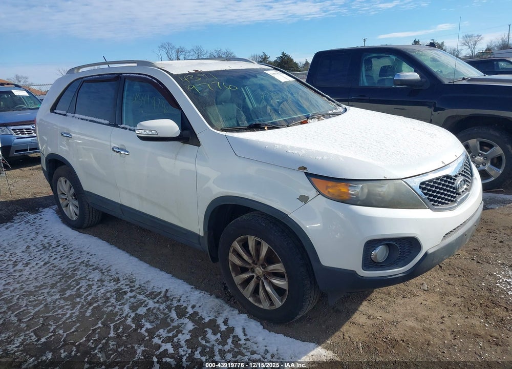 2011 KIA SORENTO LX V6 VIN: 5XYKT4A27BG085570