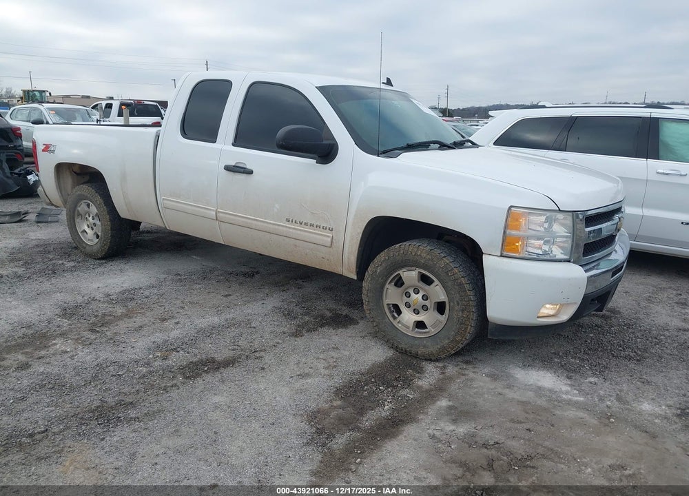 2011 CHEVROLET SILVERADO 1500 LT VIN: 1GCRKSE34BZ420231