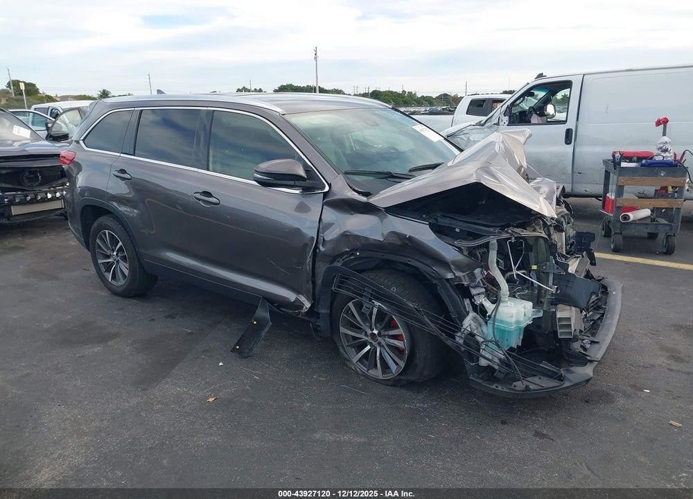 2019 TOYOTA HIGHLANDER XLE VIN: 5TDKZRFH4KS315450