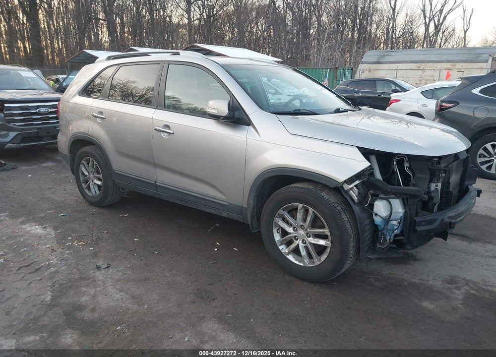 2015 KIA SORENTO LX VIN: 5XYKT3A68FG646846
