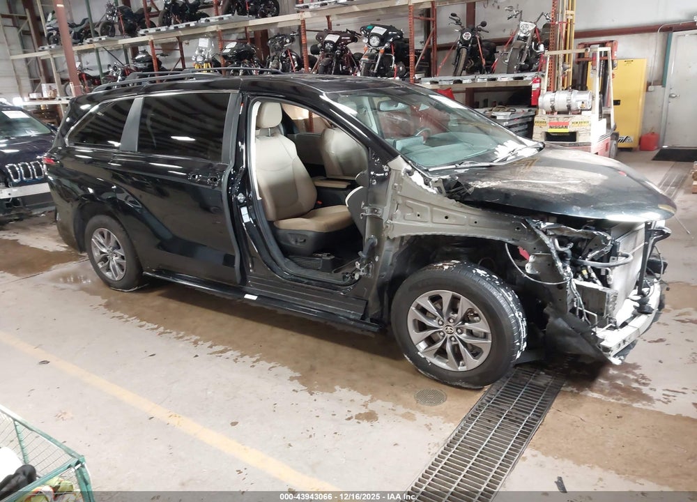 2021 TOYOTA SIENNA XLE VIN: 5TDJSKFC8MS020253