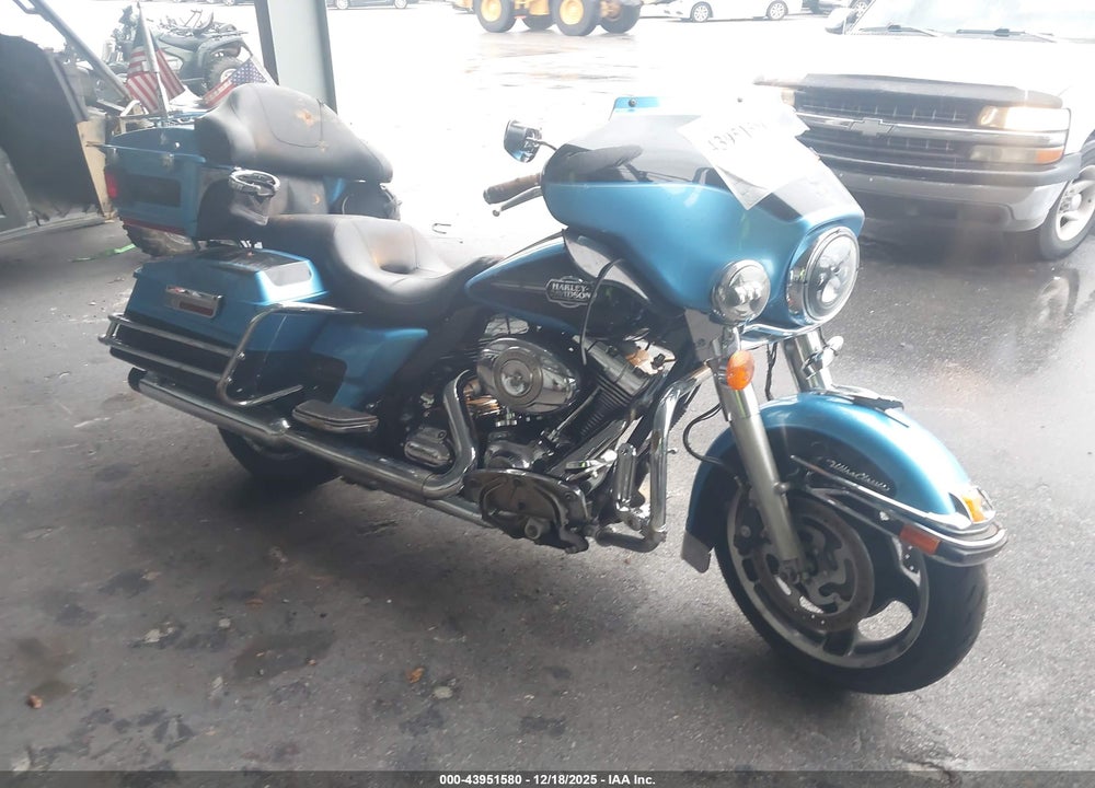 2011 HARLEY-DAVIDSON FLHTCU VIN: 1HD1FC410BB660455