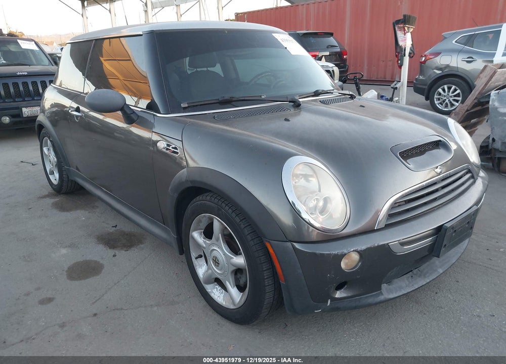 2006 MINI COOPER S VIN: WMWRE33556TN28736