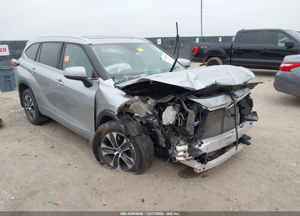 2023 TOYOTA HIGHLANDER XLE VIN: 5TDKDRBH2PS527162