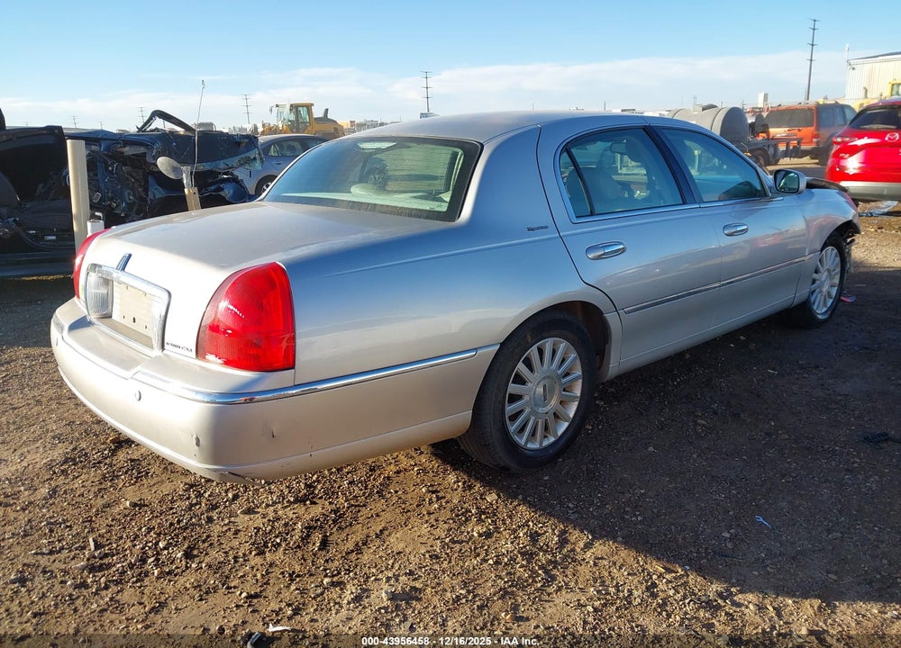 2003 LINCOLN TOWN CAR SIGNATURE VIN: 1LNHM82W03Y671774
