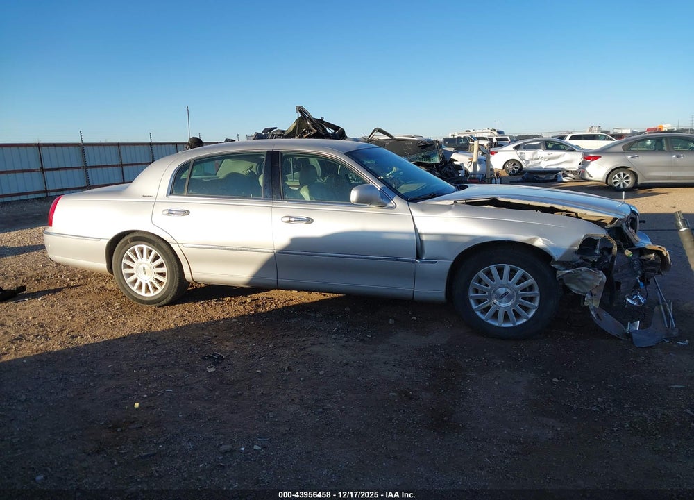 2003 LINCOLN TOWN CAR SIGNATURE VIN: 1LNHM82W03Y671774