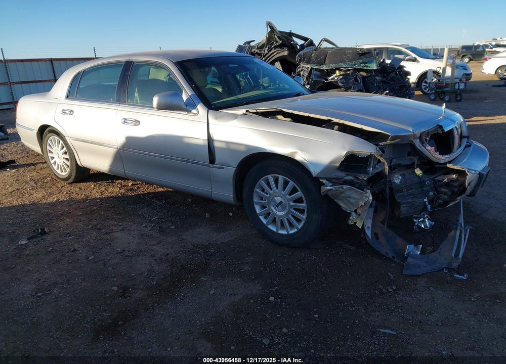 2003 LINCOLN TOWN CAR SIGNATURE VIN: 1LNHM82W03Y671774