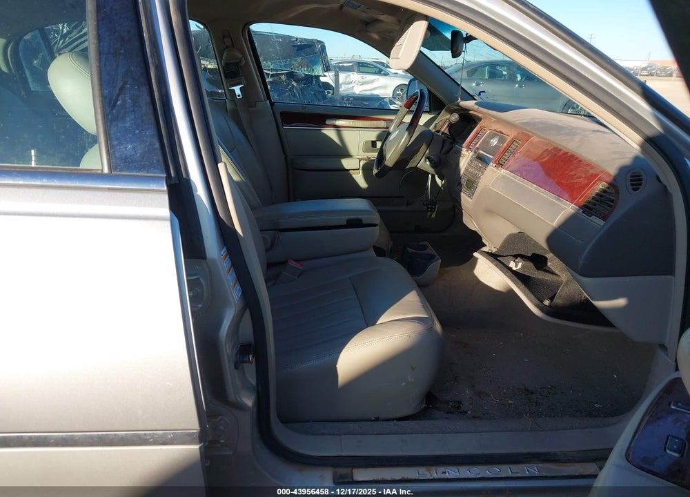 2003 LINCOLN TOWN CAR SIGNATURE VIN: 1LNHM82W03Y671774