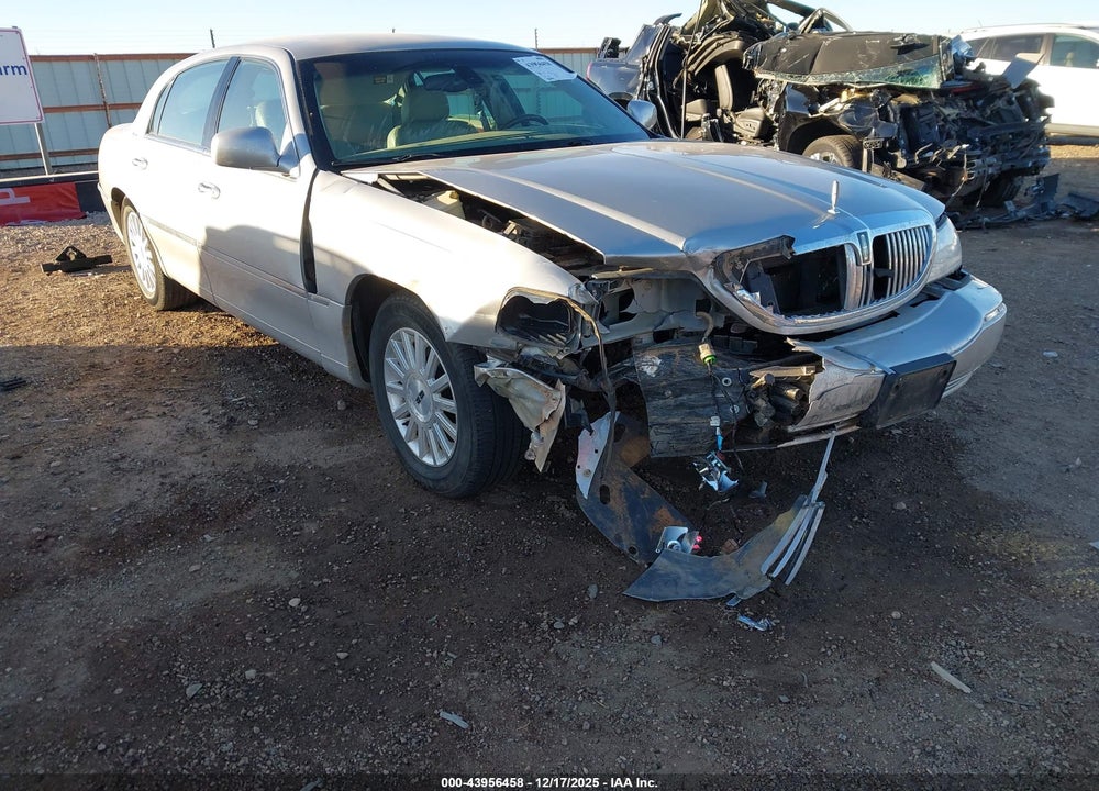 2003 LINCOLN TOWN CAR SIGNATURE VIN: 1LNHM82W03Y671774