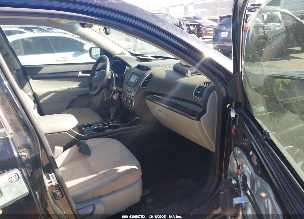 2015 KIA SORENTO LX VIN: 5XYKT4A6XFG630315