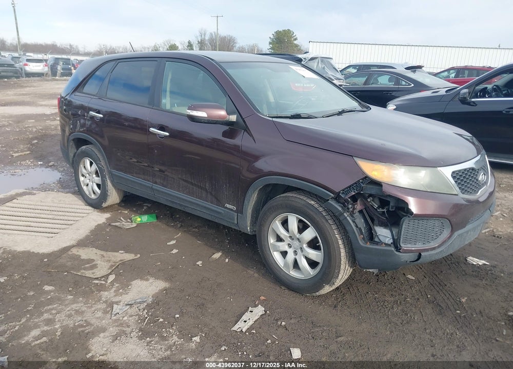 2011 KIA SORENTO LX VIN: 5XYKTCA11BG172835