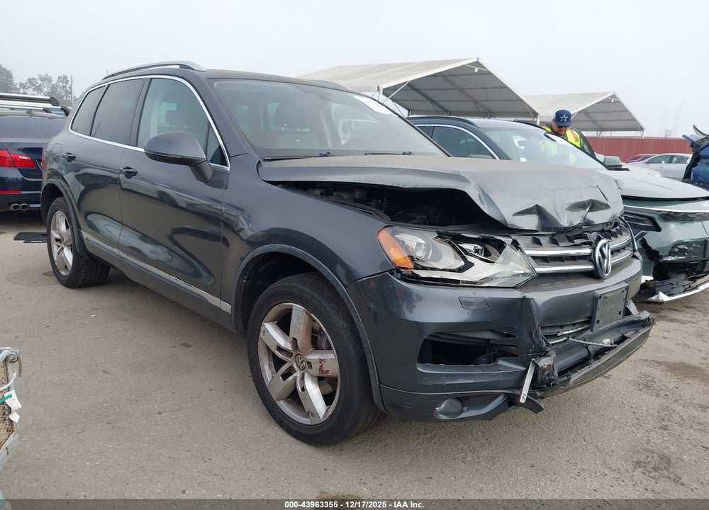 2011 VOLKSWAGEN TOUAREG VR6 LUX VIN: WVGFF9BP0BD003902