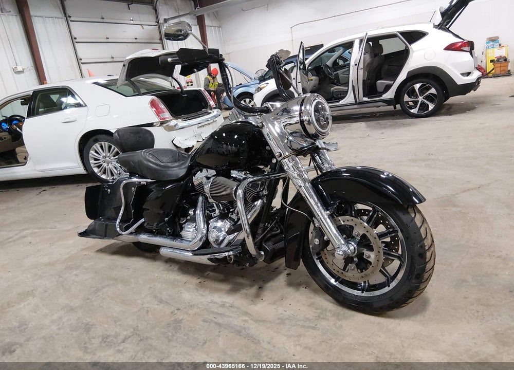 2013 HARLEY-DAVIDSON FLHR ROAD KING VIN: 1HD1FBM14DB636852
