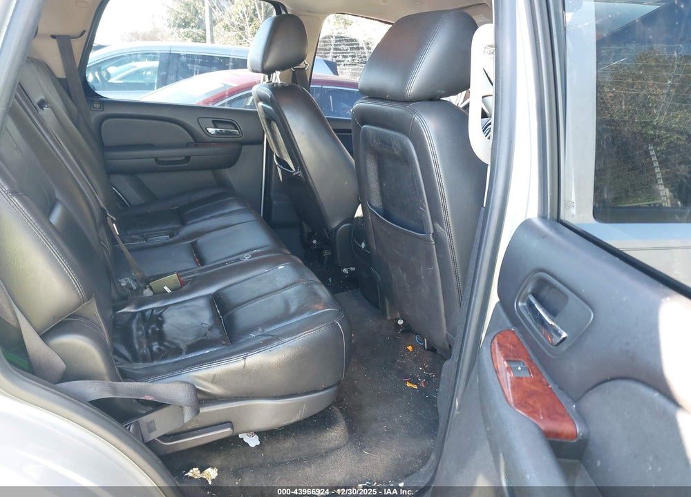 2010 CHEVROLET TAHOE LT VIN: 1GNUKBE03AR141553