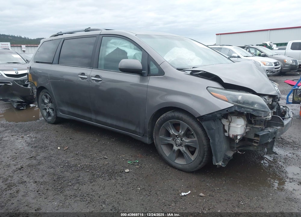 2016 TOYOTA SIENNA SE PREMIUM 8 PASSENGER VIN: 5TDXK3DC5GS732467