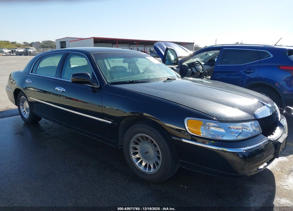 1999 LINCOLN TOWN CAR CARTIER VIN: 1LNHM83W2XY695286
