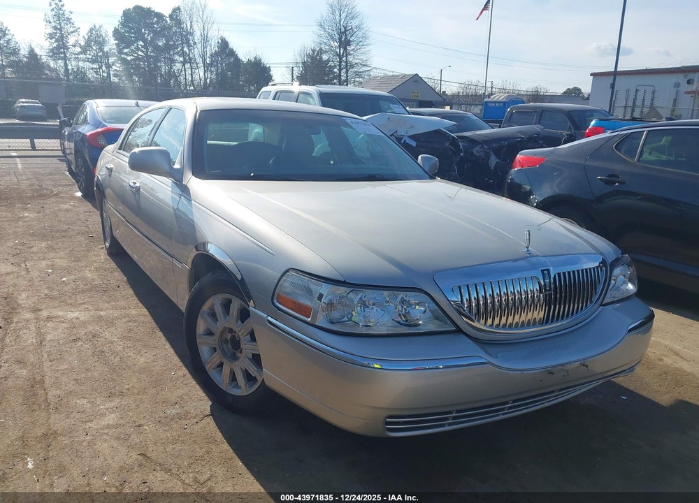 2007 LINCOLN TOWN CAR VIN: 1LNHM82W77Y637112
