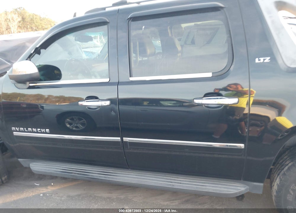 2011 CHEVROLET AVALANCHE 1500 LTZ VIN: 3GNTKGE31BG108989