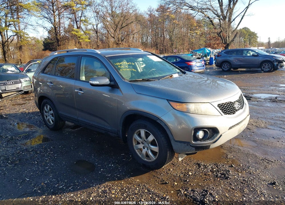 2013 KIA SORENTO LX VIN: 5XYKT3A65DG403847