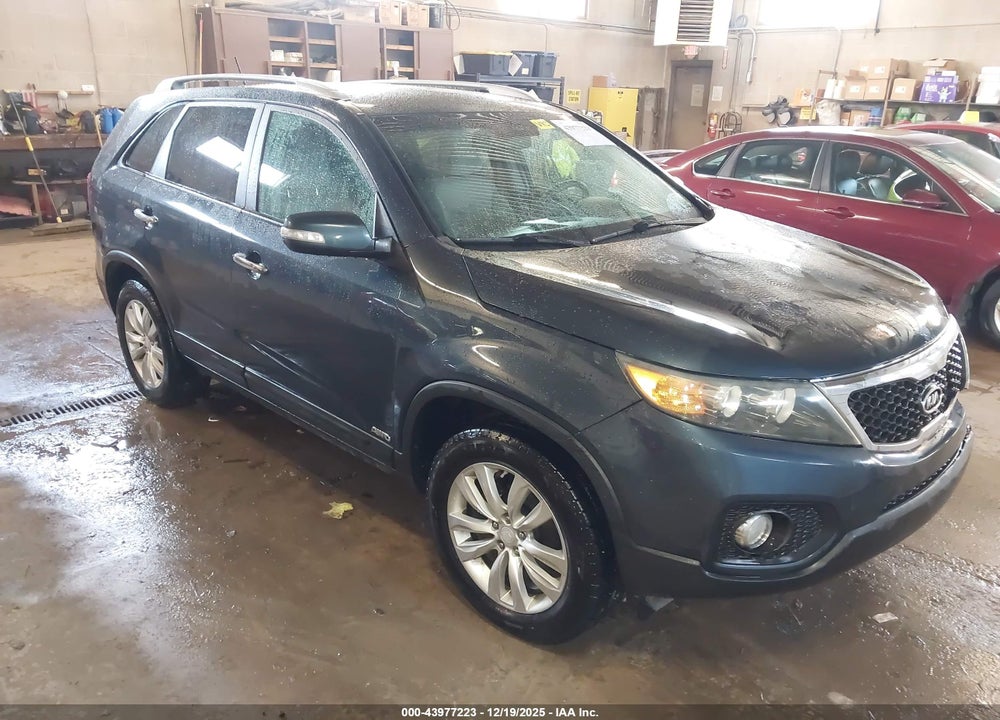 2011 KIA SORENTO LX V6 VIN: 5XYKTDA20BG121521