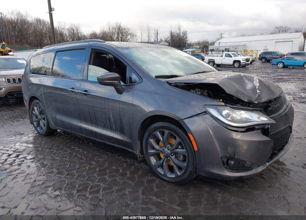 2018 CHRYSLER PACIFICA TOURING L VIN: 2C4RC1BG8JR193682