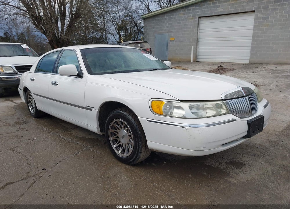 2001 LINCOLN TOWN CAR SIGNATURE VIN: 1LNHM82W01Y724132