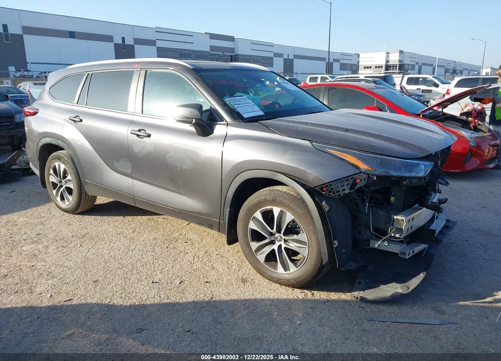 2023 TOYOTA HIGHLANDER XLE VIN: 5TDKDRAH9PS040588