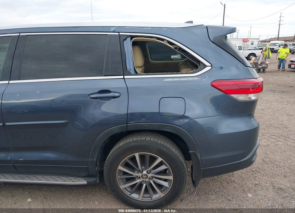 2019 TOYOTA HIGHLANDER XLE VIN: 5TDKZRFH8KS323521