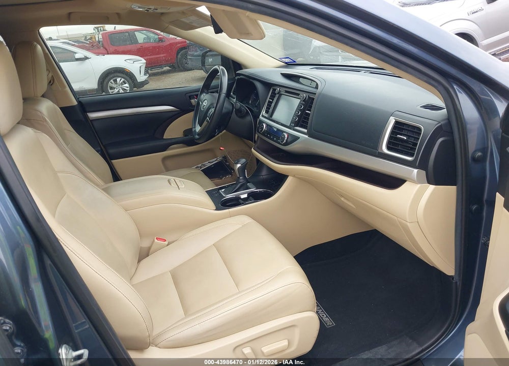 2019 TOYOTA HIGHLANDER XLE VIN: 5TDKZRFH8KS323521