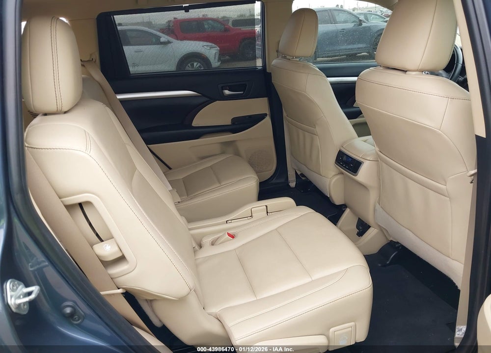 2019 TOYOTA HIGHLANDER XLE VIN: 5TDKZRFH8KS323521
