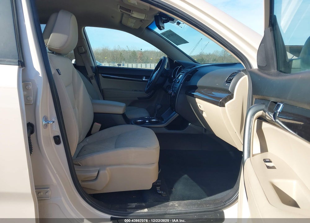 2011 KIA SORENTO LX VIN: 5XYKT3A15BG077999