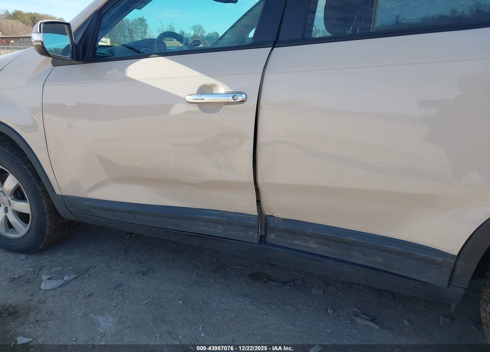 2011 KIA SORENTO LX VIN: 5XYKT3A15BG077999