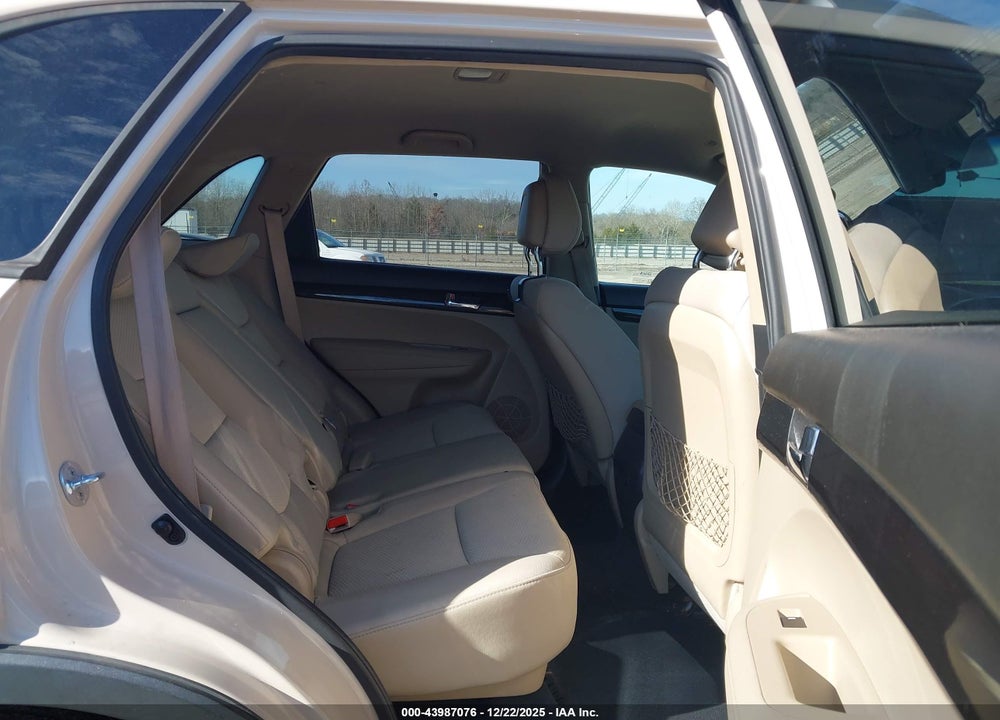 2011 KIA SORENTO LX VIN: 5XYKT3A15BG077999