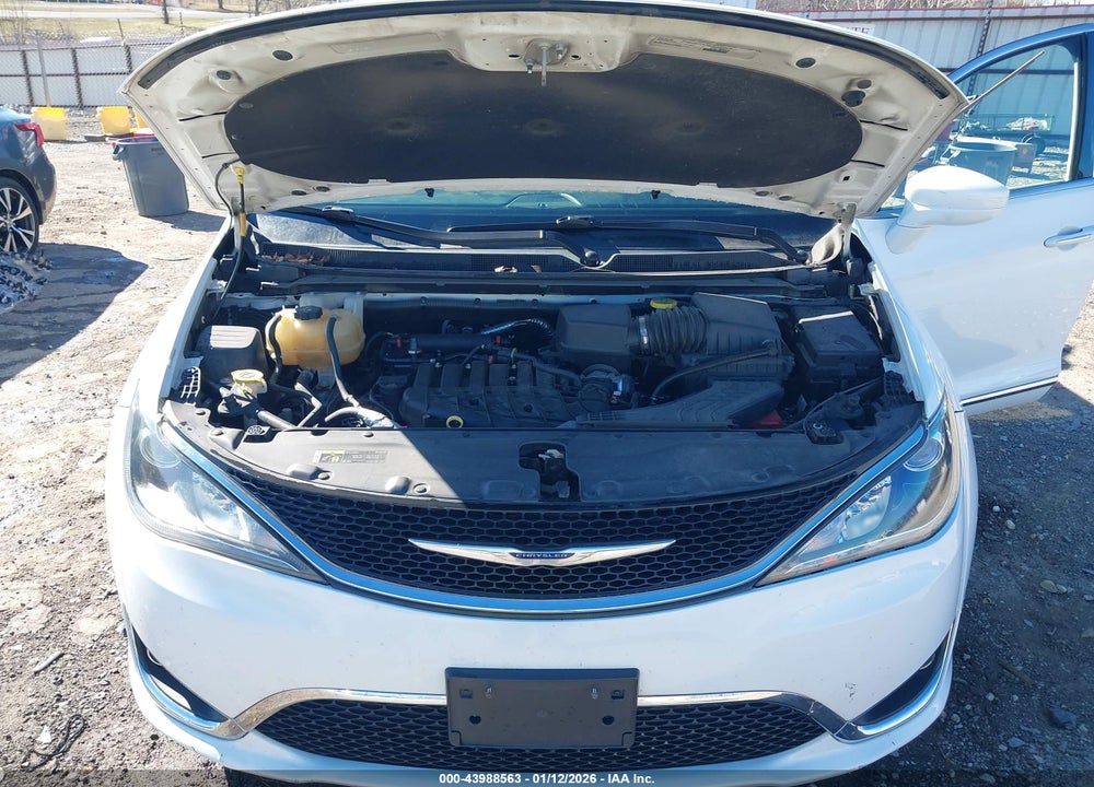 2018 CHRYSLER PACIFICA TOURING L VIN: 2C4RC1BGXJR130650