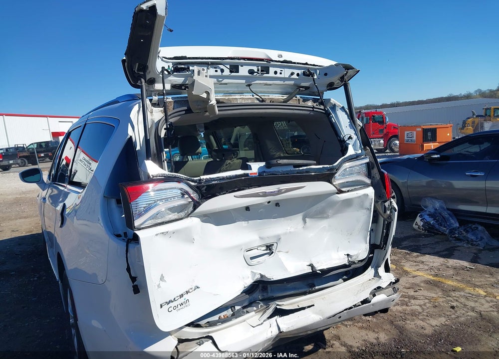 2018 CHRYSLER PACIFICA TOURING L VIN: 2C4RC1BGXJR130650