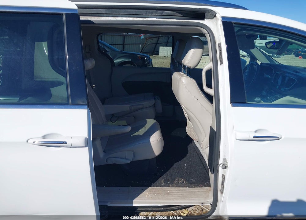 2018 CHRYSLER PACIFICA TOURING L VIN: 2C4RC1BGXJR130650