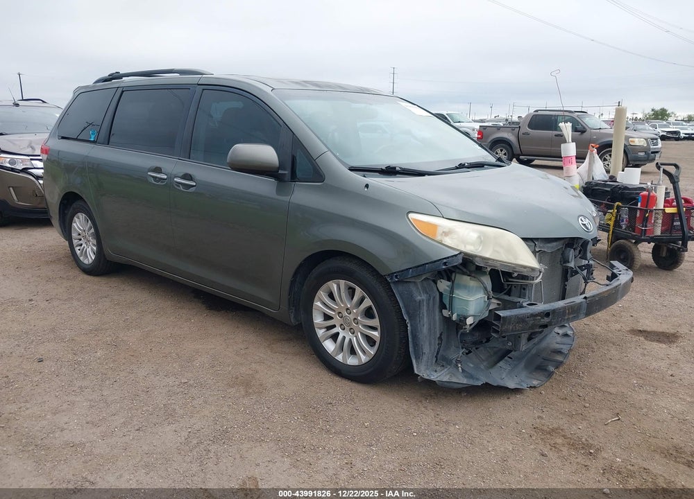 2014 TOYOTA SIENNA XLE V6 8 PASSENGER VIN: 5TDYK3DC4ES479014