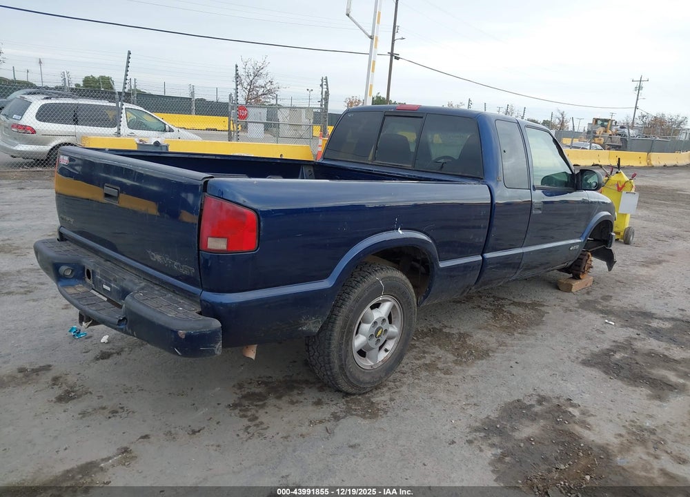 2002 CHEVROLET S-10 LS VIN: 1GCDT19W928153227