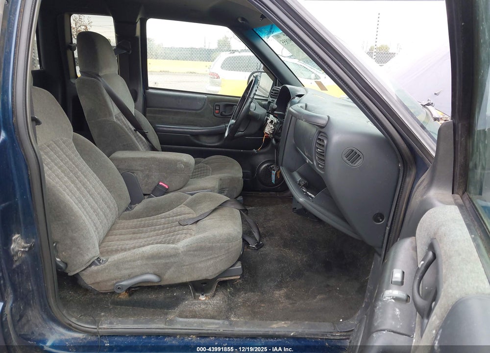2002 CHEVROLET S-10 LS VIN: 1GCDT19W928153227
