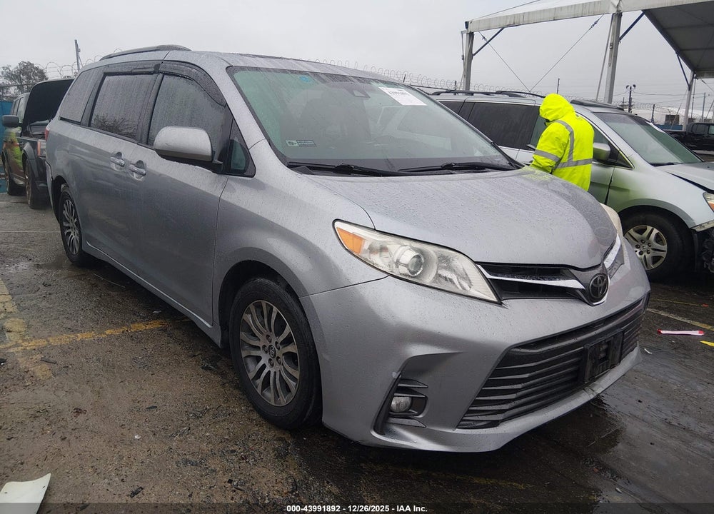 2018 TOYOTA SIENNA XLE 8 PASSENGER VIN: 5TDYZ3DC3JS911095