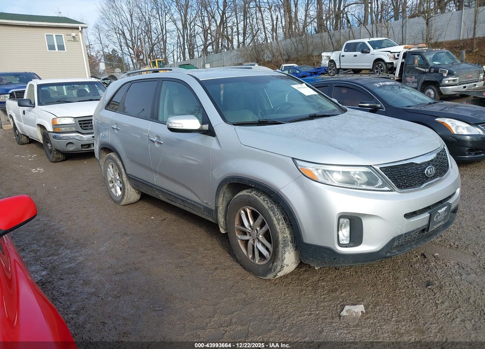 2015 KIA SORENTO LX VIN: 5XYKTCA66FG578322