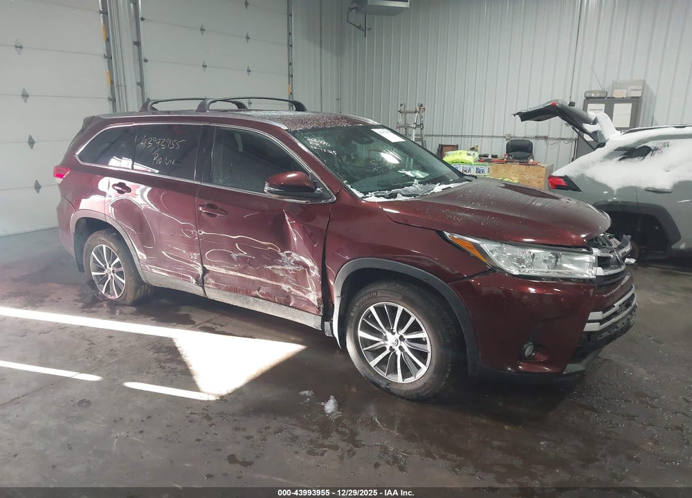 2019 TOYOTA HIGHLANDER XLE VIN: 5TDJZRFH5KS988632