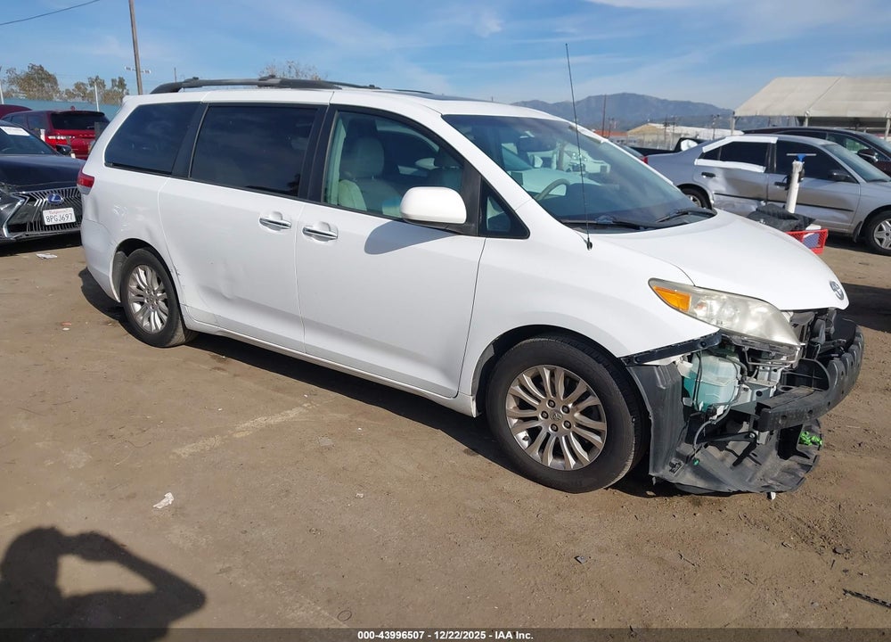 2013 TOYOTA SIENNA XLE V6 8 PASSENGER VIN: 5TDYK3DC4DS310545