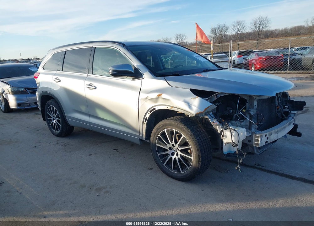 2017 TOYOTA HIGHLANDER SE VIN: 5TDJZRFH8HS476453